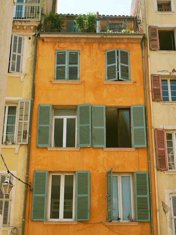 Comment réparer une fenêtre qui ne s'ouvre plus correctement et qui présente une infiltration d'eau ?