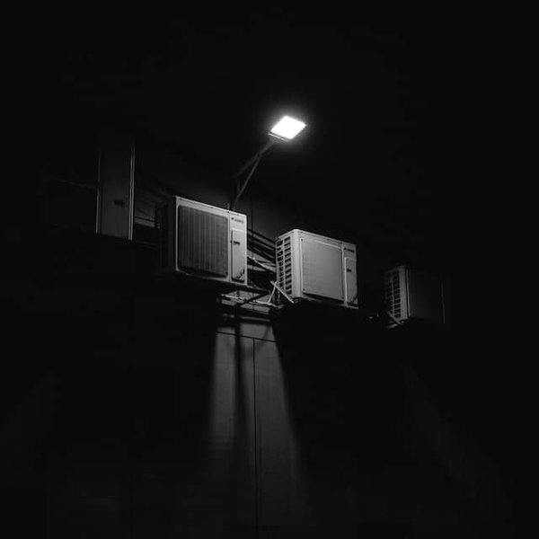 Quelles sont les étapes pour installer un éclairage extérieur avec télécommande ?