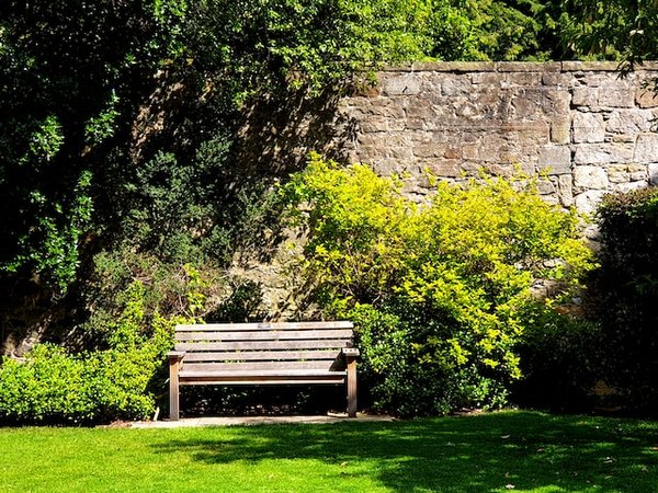 Comment fabriquer un banc de jardin en palettes et en béton ?