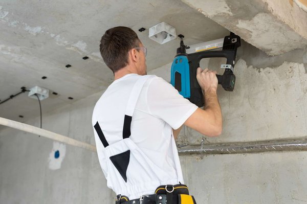 Quels sont les avantages et les spécificités de l'installation du plafond tendu en Isère ?